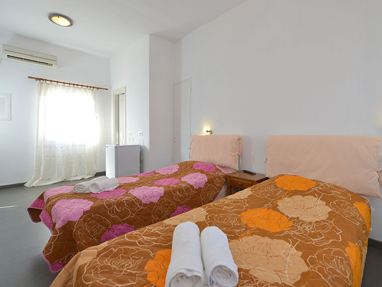 Intérieur d'une chambre double avec lits jumeaux à Cyclades Beach à Sifnos